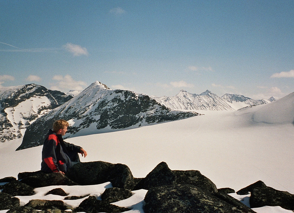 20.04.2002 - Jeg sitter på den lille toppen Nordøst for Bukkeholstinden V3 (2090). Litt til venstre, på andre siden av breen, er Nørdre Bukkeholstinden (2149), som jeg nettopp hadde kommet fra. Mine skispor ses på breen nede til høyre i bildet.