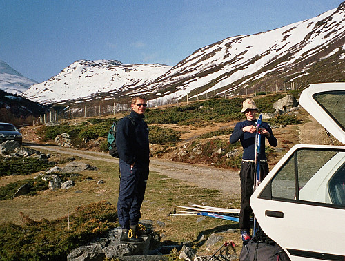 09.05.2002 - På Heimaste Lundadalsætre, straks klare for avgang. Vi gikk oppover på høyre side av dalen og opp i skaret midt i bildet.