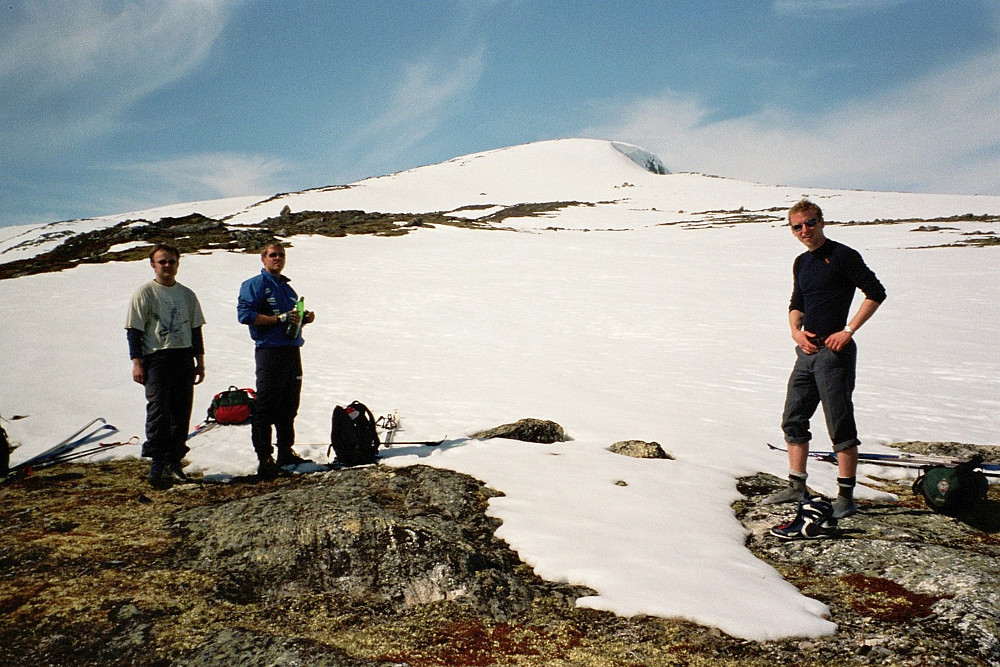 09.05.2002 - Herfra ble det skitur, på ca 1300 meters høyde. Bak er starten på ryggen som går østover fra Hestdalshøgde.