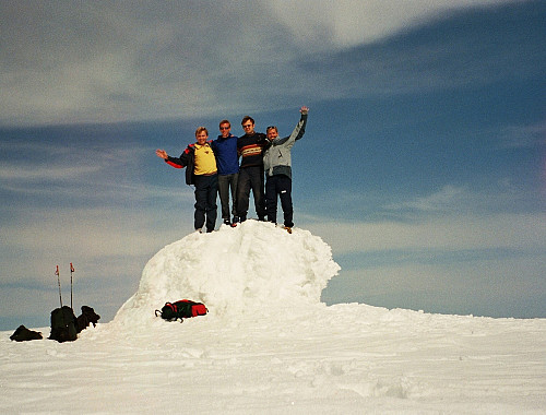 09.05.2002 - Hele turfølget samlet oppå toppvarden på Hestdalshøgde (2091).
