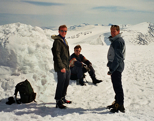 09.05.2002 - Lang pause i godværet på toppen av Hestdalshøgde (2091). Helt bakerst midt i bildet ses Galdhøpiggen (2469).