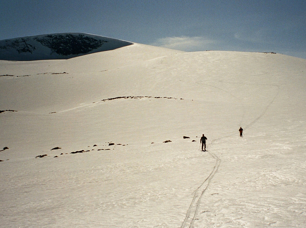 09.05.2002 - Vi har nettopp hatt en herlig nedkjøring fra Hestdalshøgde (2091), som nå er rundt 500 meter høyere enn oss i bakgrunnen til venstre.