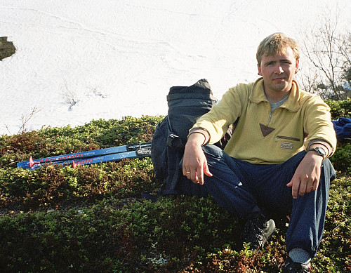 09.05.2002 - Godt å sette seg ned i den varme lyngen etter en lang dag på snøen. Vi er nede i Lundadalen igjen.