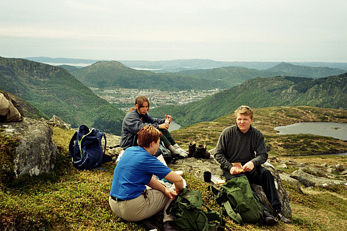 19.05.2002 - Pause ved stien i nærheten av Vardegga (637). Bak ses litt av Bergen.
