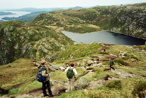 19.05.2002 - Vi går nordover stien mot Øvre Jordalsvatnet, som er til høyre.