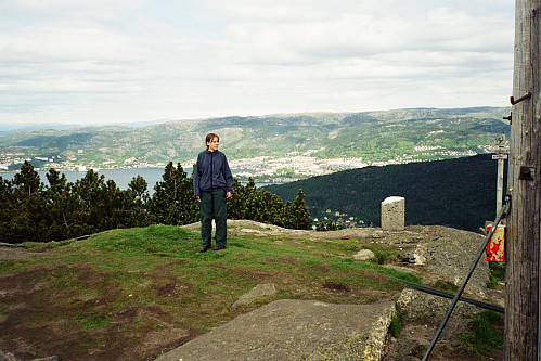 20.05.2002 - Grete på toppen av Lyderhorn (396). Bak ses litt av Bergen by.