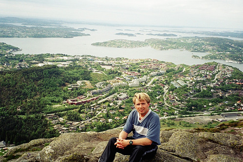 20.05.2002 - På Lyderhorn (396), med utsikt mot nordvest. Vi bodde i et av husene nederst bak meg.