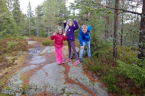 01.11.2015 - På toppen av Kraftkollen (481). Ungene hadde ikke helt klart å bli kvitt sin skumle side etter Halloween-feiringen kvelden i forveien.