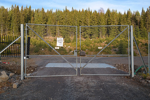 02.11.2015 - Denne porten ved parkeringen på Bruvoll, like ved E16, var heldigvis ikke låst.