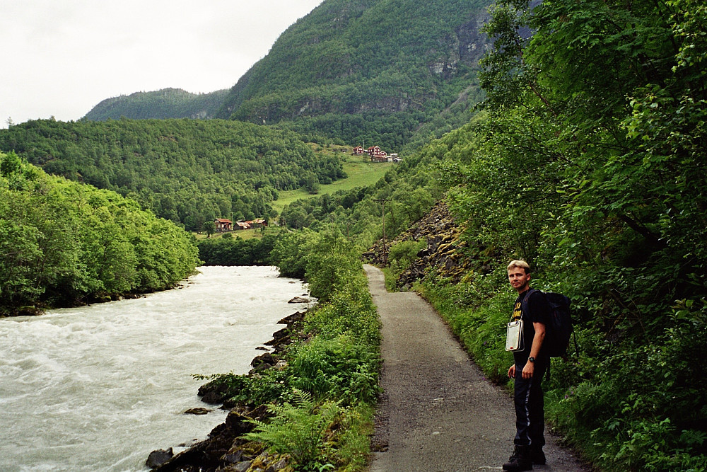 12.07.2002 - Vi nærmer oss Vetti Gard, som ligger oppe i bakken midt i bildet.