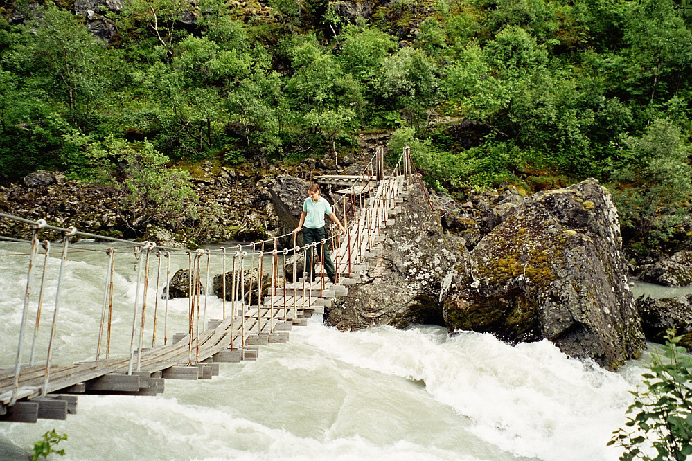 12.07.2002 - Grete på Brendeteigen hengebru over elva Utla.