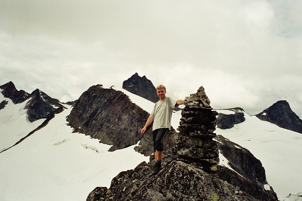 21.07.2002 - Ved toppvarden på Geite (2002). Bak, midt i bildet, stikker klørne til Sokse (2189) høyest opp.