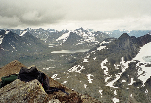 21.07.2002 - Utsikt mot sørøst fra Sokse Ø2 (2063). Det store vannet midt i bildet er Leirvatnet. Leirvassbu kan skimtes på hitsiden, helt i kanten av vannet.