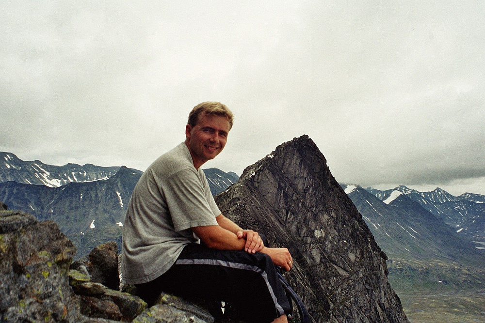 21.07.2002 - Geite (2002) sett fra vest. Her har jeg nettopp klatret ned fra hammeren mot Sokse Ø2 (2063).