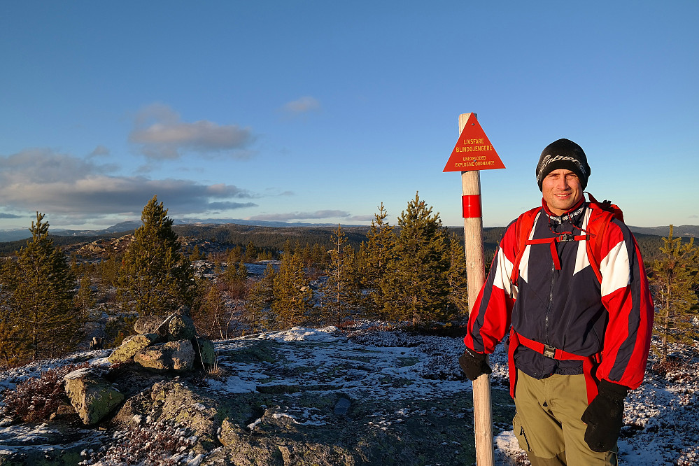 28.11.2015 - På toppen Vest for Østvatn (715) fikk vi en liten klump i halsen av denne informasjonen...