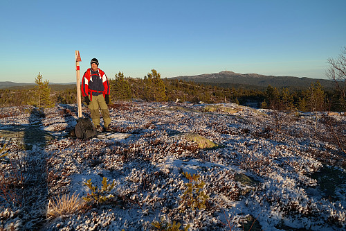 28.11.2015 - Øyvind på den lille høyden Vest for Østvatn (715). Bak ses en topp som er lett gjenkjennelig fra lange avstander: Jonsknuten (904).