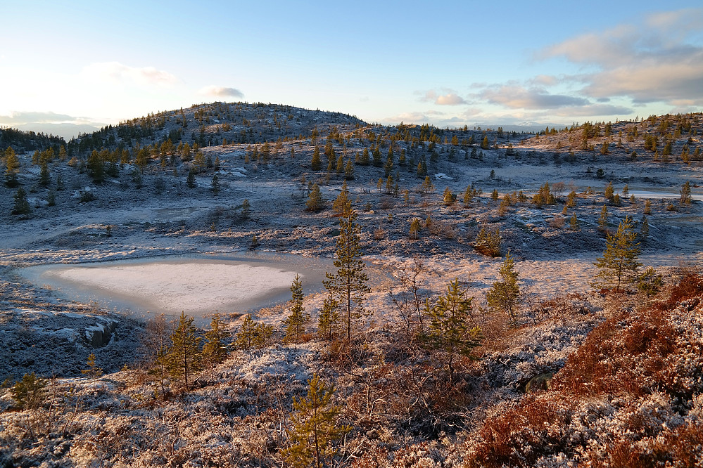 28.11.2015 - Tysjønatten (728) på Tysjøfjellet sett fra øst. Vi er på vei ned vestsiden på den vesle høyden Vest for Østvatn (715).