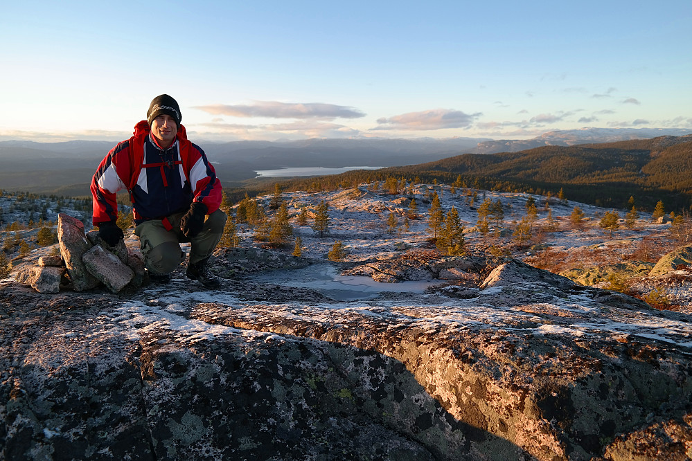 28.11.2015 - Øyvind ved toppvarden på Tysjønatten (728). Utsikt mot nordvest. Vannet langt bak midt i bildet, er Follsjå. Litt av Blefjell ses helt til høyre.