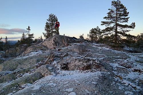 28.11.2015 - Øyvind nyter solnedgangen på Lortegrauten (739).