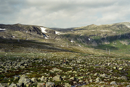 30.07.2002 - Hans Petter og Per Rune i Hurrungbotnen. Tindevegen mellom Øvre Årdal og Turtagrø ses lenger bak.