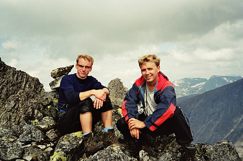 30.07.2002 - Hans Petter og jeg på Sørøst for Store Soleibotntinden (2020). Mellom oss stikker Nørdre Soleibotntinden (2030) opp.