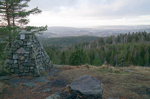 10.12.2015 - Utsikt vestover fra Bjønnåsen (396). Tusenårsvarden til venstre.