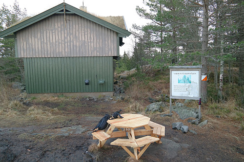 10.12.2015 - På Bjønnåsen (396). Høyeste punkt er i skogen til høyre, bak infotavlen.