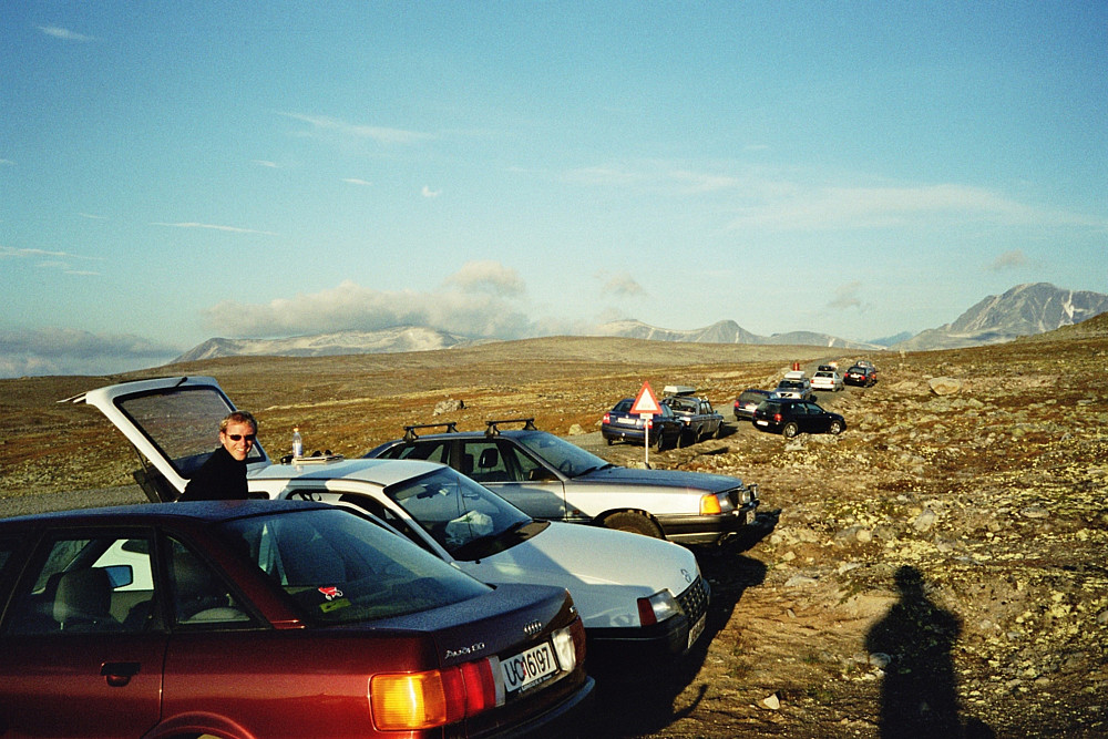 18.08.2002 - Bra med biler langs veien til Snøheim på morgenen.