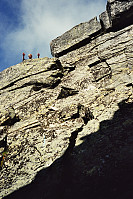 18.08.2002 - Jeg har nettopp klatret ned i skaret mellom Nørdre Larstinden (2075) og Larstinden (2106). Hans Petter sitter igjen der klatringen starter ovenfra.