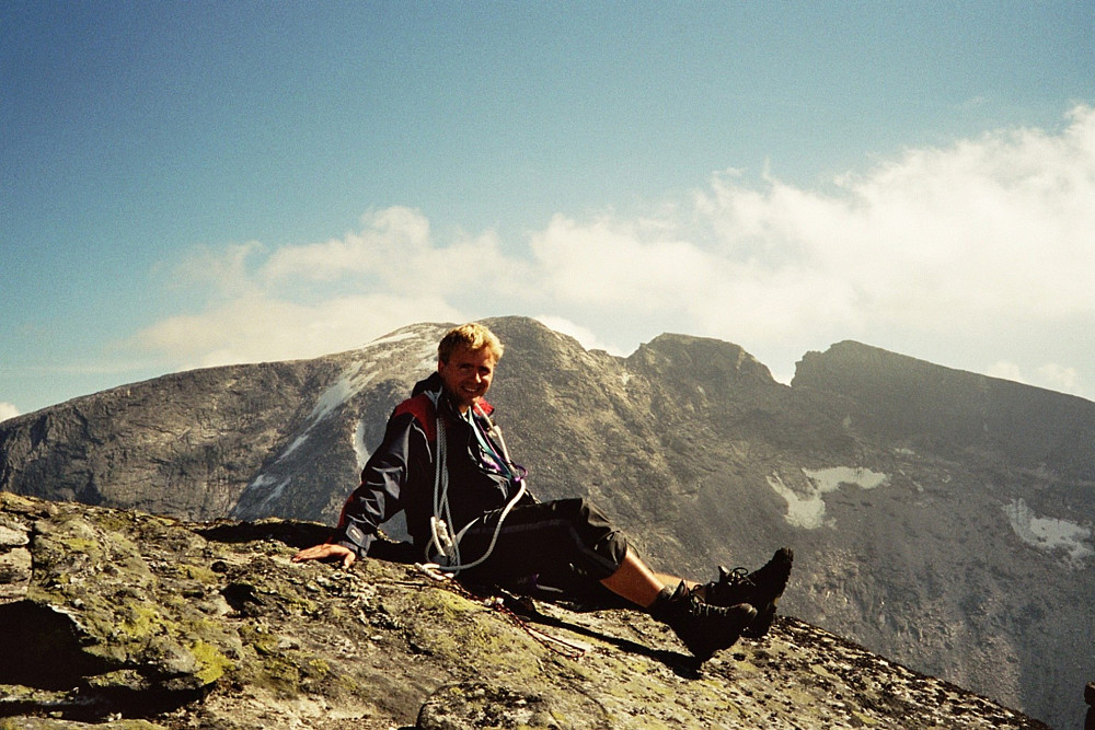 18.08.2002 - På Larstinden (2106), med 3 av Snøhettas topper i bakgrunnen. For å se litt kulere ut, slang jeg et tau rundt overkroppen. Dette tauet fant jeg på veien til toppen av Larstinden (2106).