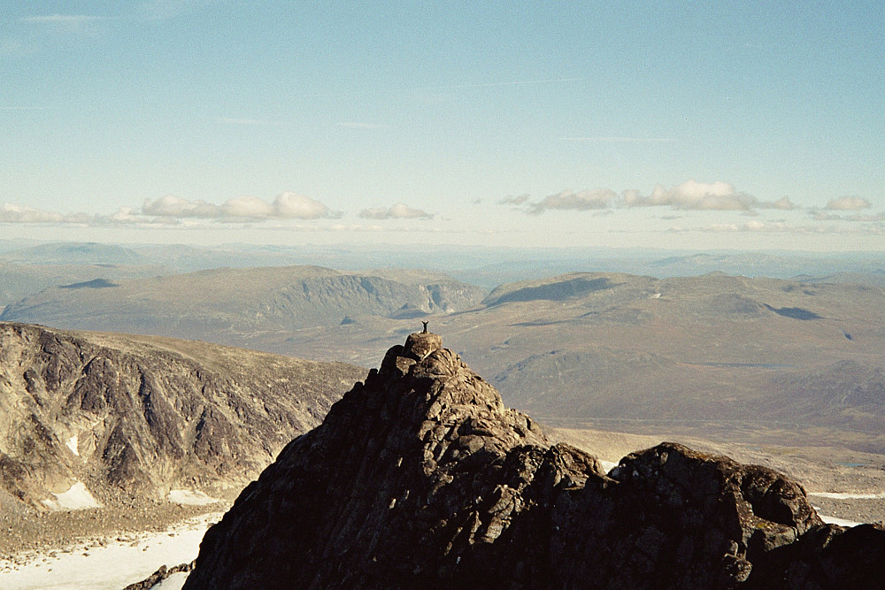 10.09.2002 - Jeg står på toppen av Steinflytinden (2318) og veiver med armene. Hans Petter tar bildet fra Tjønnholstinden (2330).