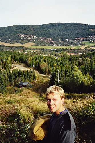 28.09.2002 - Vi er på vei ned fra Varingskollen (546). Boligfeltet Tøyen, hvor vi bodde, ses på andre siden av åkeren i bakgrunnen. 
