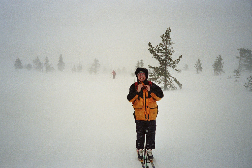01.02.2003 - Friskt vær da vi kom opp på snaufjellet. Her var det bare å snøre igjen hetta, for det ble skulle bli verre enn dette.