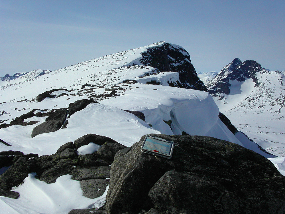 16.04.2003 - Vestre Kalvehøgde (2208) sett fra sørøst. I bakgrunnen til høyre er Store Knutsholstinden (2341) og Vestre Leirungstinden (2250). Sistnevnte topp skulle jeg bestige 5 dager senere...