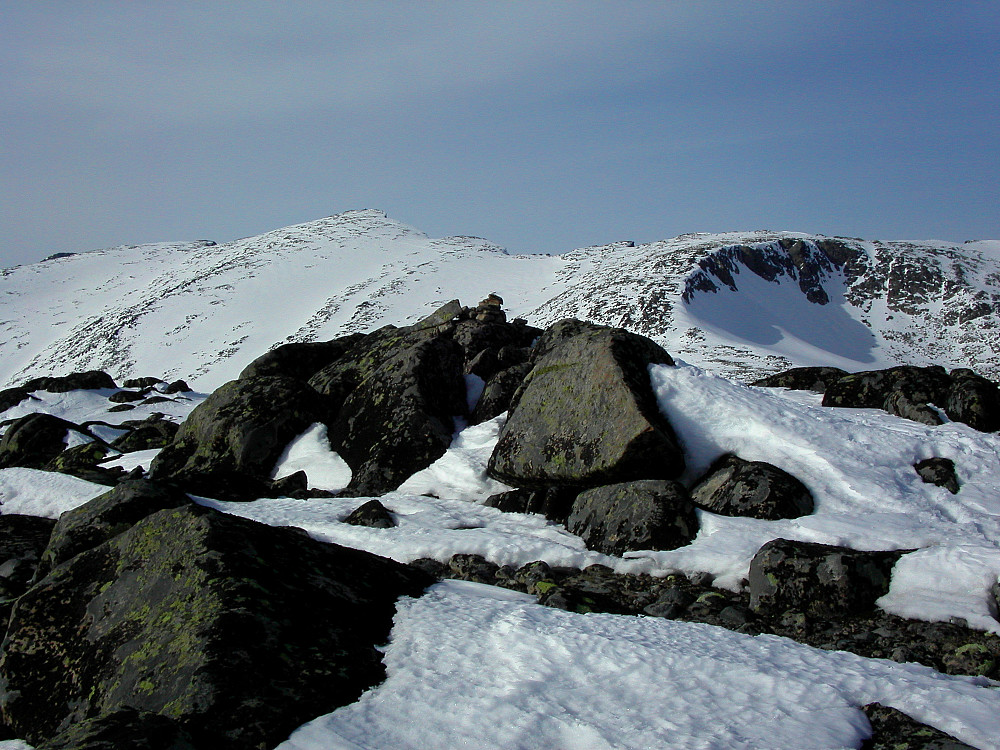 16.04.2003 - Den stusselige toppvarden på Nørdre Kalvehølotinden (2019) er i forgrunnen. Bak og litt til venstre er Vestre Kalvehøgde (2208). Midtre Kalvehøgde (2122) ses til høyre.