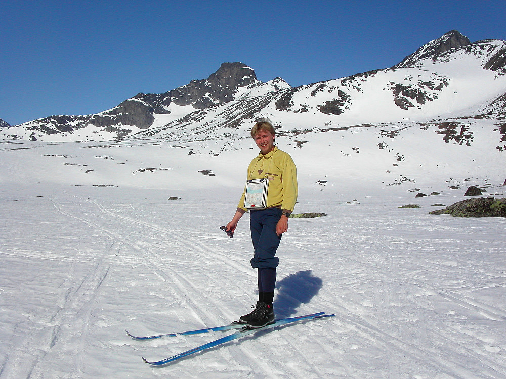 21.04.2003 - I Leirungsdalen, med dagens hovedmål, Vestre Leirungstinden (2250), i bakgrunnen midt i bildet. Oppe til høyre ses pyramiden Austre Leirungstinden (2288).