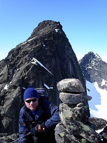 21.04.2003 - Per Rune med toppvarden på Søre Knutsholstinden (2145) helt i forgrunnen. Bak han er den steile Vesle Knutsholstinden (2205). Bakerst til høyre er Store Knutsholstinden (2341).