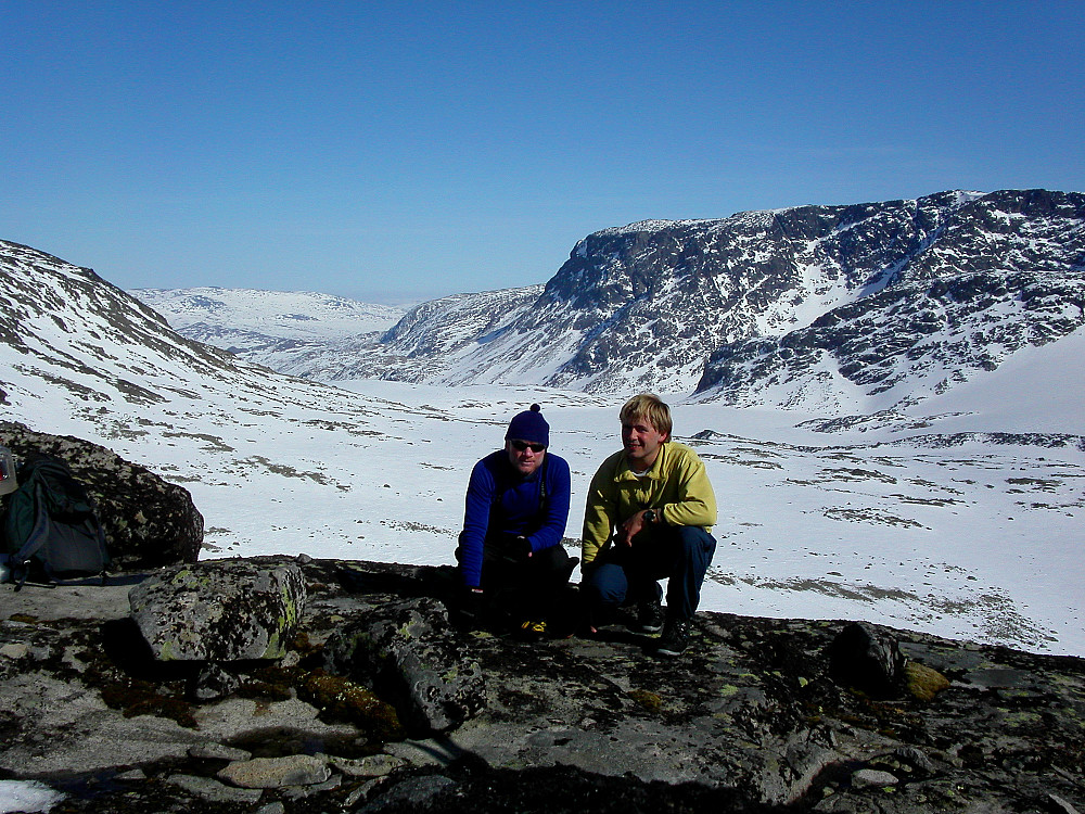 21.04.2003 - Vi sitter på ryggen mellom Vestre Leirungstinden (2250) og Svartdalsbandet, på ca 1850 meters høyde. Det var her vi satte igjen skiene. Bak oss er Leirungsdalen. 