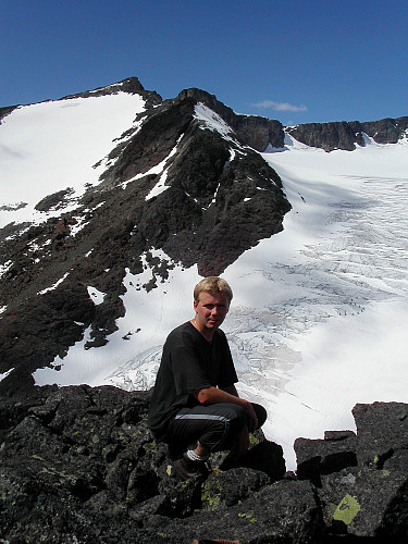 05.07.2003 - På Nestaustre Surtningssue (2033). Nede på breen, rett til høyre for mitt hode, kan man se et taulag på 11 personer. Høyeste toppen bak, litt til venstre i bildet, er Midtre Surtningssue (2251).