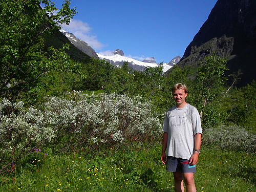 13.07.2003 - I den frodige og vakre Stølsmaradalen med ville Hurrung-tinder i bakgrunnen.