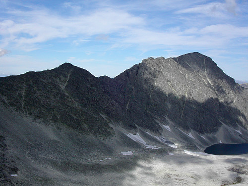 30.07.2003 - Ryggen fra Trolltinden Sør (1897, til venstre) og bort til selve Trolltinden (2018, helt til høyre).