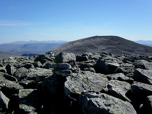 09.08.2003 - På Nord for Store Skredahøe (1994) med utsikt tilbake mot Store Skredahøe (2004). Rondane ses i det fjerne til venstre.