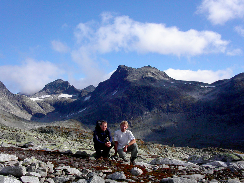31.08.2003 - Per Rune og jeg ved Gravdalsbandet. Stølsmaradalstinden (2026) er i bakgrunnen midt i bildet.
