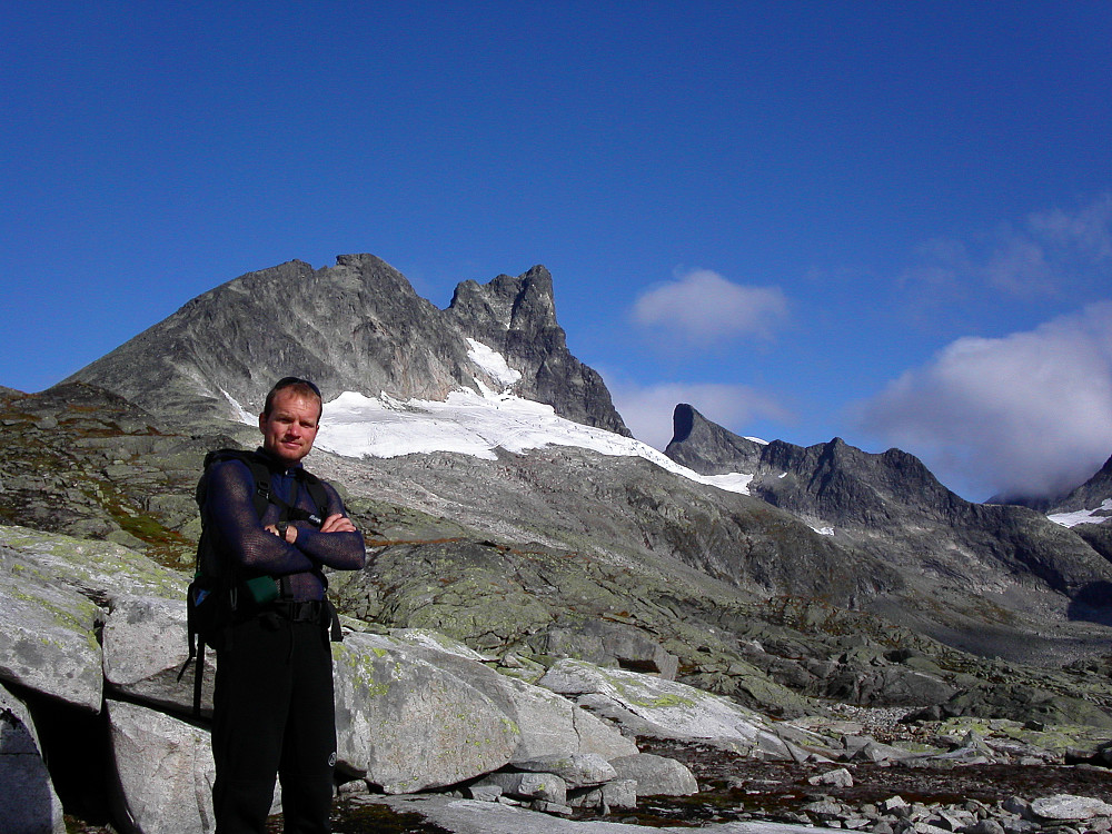 31.08.2003 - Per Rune ved Gravdalsbandet, med imponerende og mektige Austanbotntindane (2204) bak, midt i bildet og litt til venstre. Lengre bak og litt til høyre for midten er Store Ringstinden (2124).