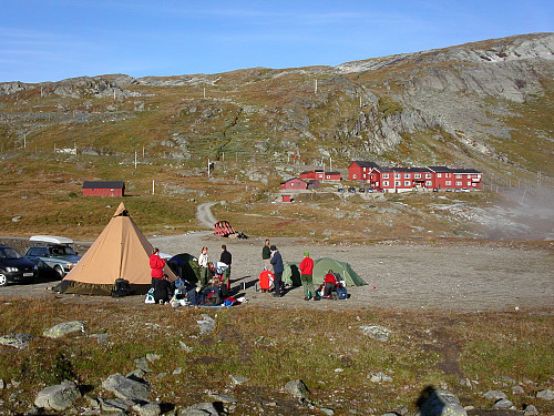 06.09.2003 - Vår basecamp på parkeringen ved Krossbu, som ses bak.