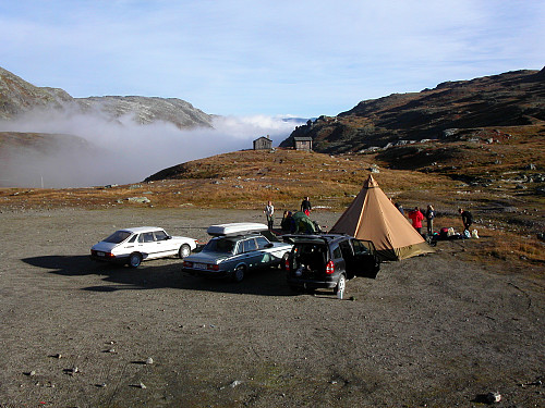 06.09.2003 - Parkeringen ved Krossbu, hvor vi hadde basecamp denne helgen. Nydelig vær på morgenen.