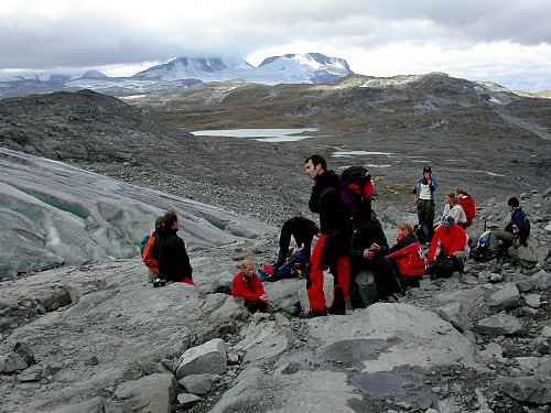 06.09.2003 - Vi er kommet til fronten på Bøverbrean og skal ta på breutstyr. Skyene begynner allerede å stange nedi Fanaråken (2068) i bakgrunnen.