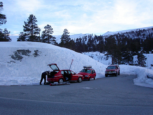 02.04.2004 - Parkering ved Billingen klokken 08:10. Vi klargjør for langtur til Gråhøe (2014).