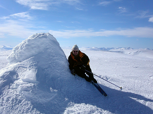 02.04.2004 - Gisle gjemmer seg bak toppvarden på Gråhøe (2014) for å skjerme seg fra den friske vinden med piskende ispartikler som fløy gjennom lufta.