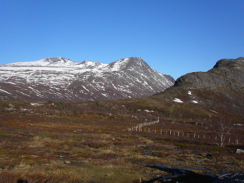 30.05.2004 - Fra bilen på Vargebakken parkering litt før kl 0700, mot bl.a. Bukkehåmåren (1910), som er midt i bildet. Øverst til venstre er Høgdebrotet (2226).